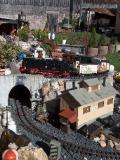 Lok 99 7234 erklimmt vor einem Güterzug die Steigung nach Nicobach oberhalb der Lokeinsatzstelle